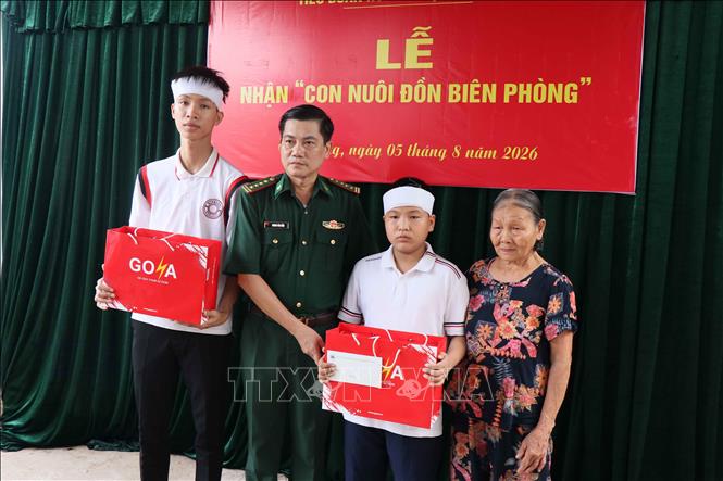 Đại tá Hoàng Văn Mẫn-Chính ủy Bộ đội biên phòng thành phố Đà Nẵng tặng quà cho cháu Lê Viết Hồng Pháp. Ảnh: Đoàn Hữu Trung-TTXVN