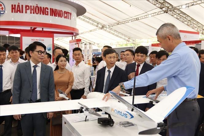 Triển lãm công nghệ tại Techfest Hải Phòng với hơn 150 gian hàng thu hút đông đại biểu tham quan, tìm hiểu. Ảnh: Mạnh Minh - TTXVN