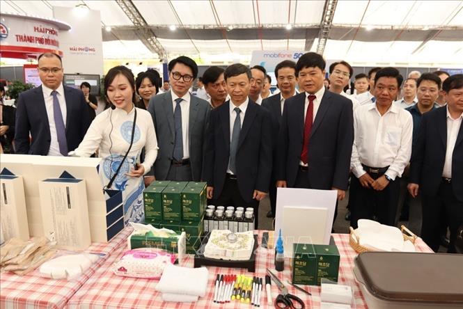 Triển lãm công nghệ tại Techfest Hải Phòng với hơn 150 gian hàng thu hút đông đại biểu tham quan, tìm hiểu. Ảnh: Mạnh Minh - TTXVN