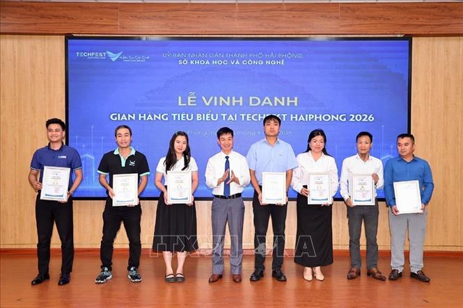 Lãnh đạo Sở Khoa học và Công nghệ Hải Phòng trao chứng nhận vinh danh các doanh nghiệp có gian hàng tiêu biểu tham gia trưng bày, triển lãm tại Techfest Hải Phòng 2026 Ảnh: Mạnh Minh - TTXVN