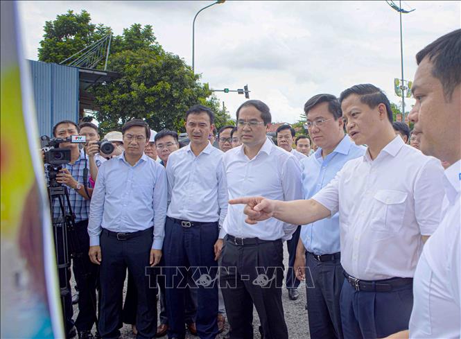 Chủ tịch UBND tỉnh Thái Nguyên Vương Quốc Tuấn (thứ hai từ phải sang) trao đổi phương án trên bản đồ tại khu vực ngã tư Hợp Châu, xã Tam Đảo (Phú Thọ), phục vụ công tác nghiên cứu, chuẩn bị đầu tư Dự án hầm đường bộ Tam Đảo. Ảnh: Hoàng Hùng - TTXVN