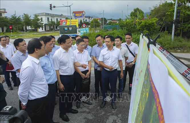 Lãnh đạo tỉnh Phú Thọ và tỉnh Thái Nguyên nghe giới thiệu phương án, xem bản đồ khu vực ngã tư Hợp Châu, xã Tam Đảo (Phú Thọ), phục vụ công tác nghiên cứu, chuẩn bị đầu tư Dự án. Ảnh: Hoàng Hùng - TTXVN.