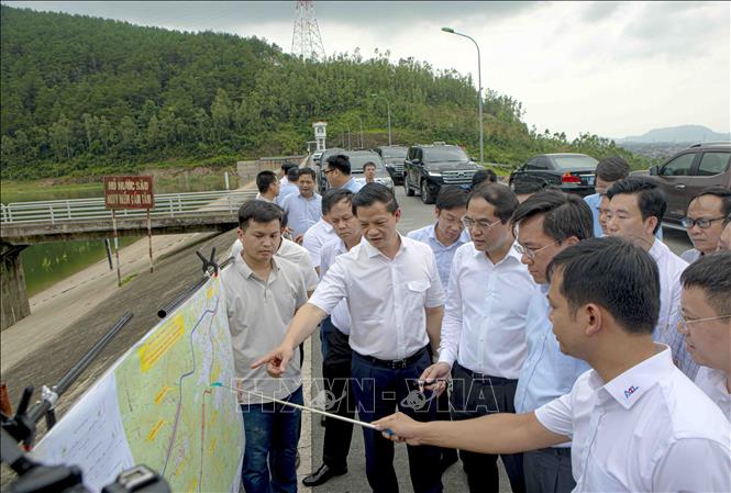 Đoàn công tác của tỉnh Phú Thọ và tỉnh Thái Nguyên nghe giới thiệu phương án Dự án hầm đường bộ Tam Đảo tại khu vực hồ Xạ Hương, xã Tam Đảo (Phú Thọ). Ảnh: Hoàng Hùng - TTXVN