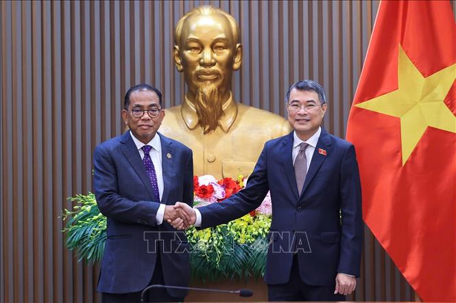 Thủ tướng Lê Minh Hưng tiếp Bộ trưởng Quốc phòng Malaysia Mohamed Khaled bin Nordin. Ảnh: Dương Giang -TTXVN