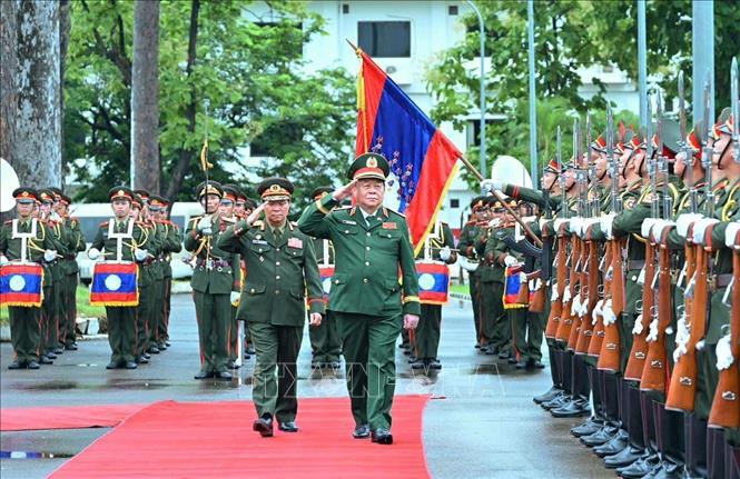 Đại tướng Nguyễn Trọng Nghĩa, Ủy viên Bộ Chính trị, Bí thư Trung ương Đảng, Ủy viên Thường vụ Quân ủy Trung ương, Chủ nhiệm Tổng cục Chính trị Quân đội nhân dân Việt Nam duyệt đội danh dự tại Lễ đón chính thức. Ảnh: Xuân Tú - PV TTXVN tại Lào