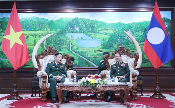 Đại tướng Khamliang Outhakaysone, Ủy viên Bộ Chính trị, Phó Thủ tướng Chính phủ, Bộ trưởng Bộ Quốc phòng Lào tiếp Đại tướng Nguyễn Trọng Nghĩa, Ủy viên Bộ Chính trị, Bí thư Trung ương Đảng, Ủy viên Thường vụ Quân ủy Trung ương, Chủ nhiệm Tổng cục Chính trị Quân đội nhân dân Việt Nam. Ảnh: Xuân Tú - PV TTXVN tại Lào
