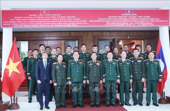 Đoàn đại biểu Tổng cục Chính trị Quân đội hai nước Việt Nam-Lào chụp ảnh kỷ niệm sau khi kết thúc Hội đàm. Ảnh: Xuân Tú - PV TTXVN tại Lào