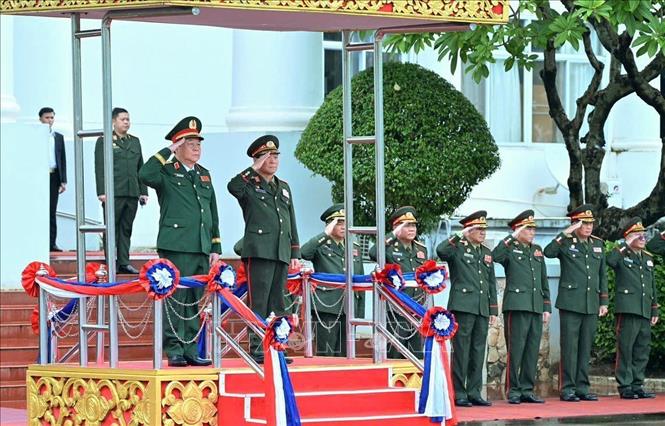 Thượng tướng Vongsone Inpanphim, Bí thư Trung ương Đảng, Thứ trưởng Bộ Quốc phòng, Chủ nhiệm Tổng cục Chính trị Quân đội nhân dân Lào chủ trì Lễ đón chính thức Đại tướng Nguyễn Trọng Nghĩa, Ủy viên Bộ Chính trị, Bí thư Trung ương Đảng, Ủy viên Thường vụ Quân ủy Trung ương, Chủ nhiệm Tổng cục Chính trị Quân đội nhân dân Việt Nam. Ảnh: Xuân Tú - PV TTXVN tại Lào