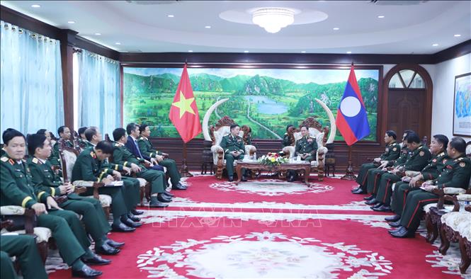 Đại tướng Khamliang Outhakaysone, Ủy viên Bộ Chính trị, Phó Thủ tướng Chính phủ, Bộ trưởng Bộ Quốc phòng Lào tiếp Đại tướng Nguyễn Trọng Nghĩa và Đoàn đại biểu Tổng cục Chính trị Quân đội nhân dân Việt Nam. Ảnh: Xuân Tú - PV TTXVN tại Lào