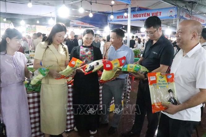 Tại đây trưng bày, giới thiệu nhiều sản phẩm OCOP, nông sản an toàn, thực phẩm chế biến, đặc sản vùng miền, sản phẩm thủ công mỹ nghệ và các mặt hàng tiêu dùng thiết yếu. Ảnh: Vũ Hoàng Giang - TTXVN