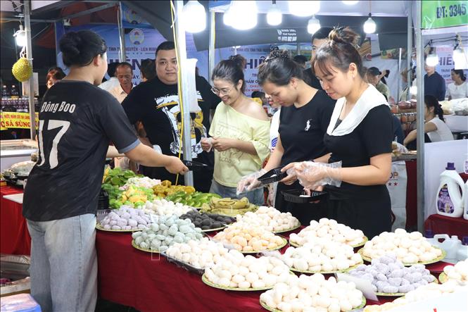 Phiên chợ quy tụ hơn 100 gian hàng của các hợp tác xã, doanh nghiệp, cơ sở sản xuất đến từ Thái Nguyên, Ninh Bình và nhiều địa phương như Hưng Yên, Phú Thọ, Sơn La, Hải Phòng, Bắc Ninh, Lào Cai… Ảnh: Vũ Hoàng Giang - TTXVN