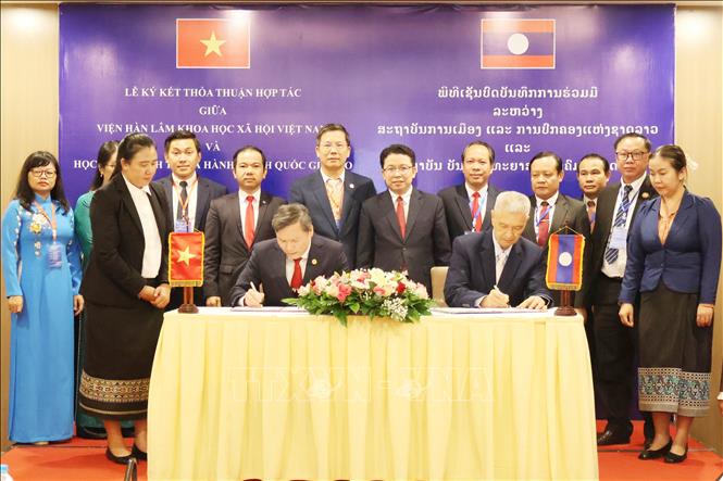GS. TS Lê Văn Lợi, Chủ tịch Viện Hàn lâm Khoa học xã hội Việt Nam và TS. Anouphap Tounalom, Giám đốc Học viện Chính trị và Hành chính quốc gia Lào ký Biên bản hợp tác khoa học giai đoạn 2026 - 2030. Ảnh: Xuân Tú - PV TTXVN tại Lào