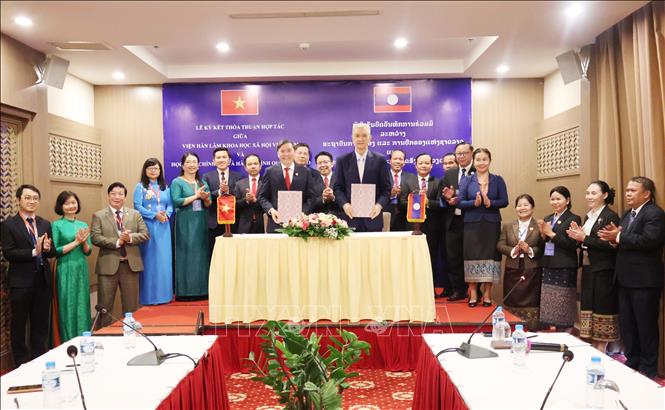 GS. TS Lê Văn Lợi, Chủ tịch Viện Hàn lâm Khoa học xã hội Việt Nam và TS. Anouphap Tounalom, Giám đốc Học viện Chính trị và Hành chính quốc gia Lào trao đổi Biên bản hợp tác khoa học giai đoạn 2026 - 2030. Ảnh: Xuân Tú - PV TTXVN tại Lào