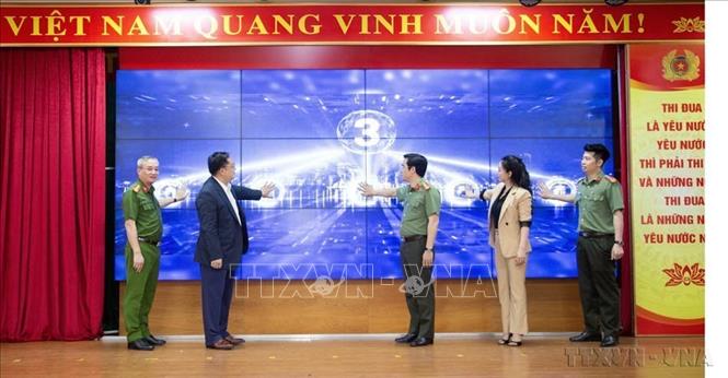 Quảng Ninh có  những quyết sách mạnh mẽ về cải thiện môi trường đầu tư, cải cách hành chính, xây dựng chính quyền điện tử, chính quyền số, đổi mới mô hình tăng trưởng theo hướng bền vững. Trong ảnh: Công an tỉnh Quảng Ninh tổ chức Lễ phát động phong trào 