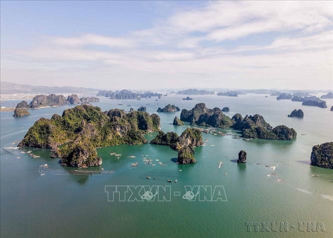 Với vẻ đẹp độc nhất vô nhị, Vịnh Hạ Long (Quảng Ninh) 2 lần được Ủy ban Di sản Thế giới công nhận là: Di sản thế giới với giá trị ngoại hạng toàn cầu về mặt thẩm mỹ (năm 1994) và Di sản Thiên nhiên thế giới về giá trị địa chất - địa mạo (năm 2000). Tháng 9/2023, Vịnh Hạ Long một lần nữa được UNESCO công nhận là Di sản Thiên nhiên thế giới theo hướng điều chỉnh mở rộng ranh giới sang quần đảo Cát Bà (huyện Cát Hải, thành phố Hải Phòng), và trở thành Di sản thế giới liên tỉnh, thành phố đầu tiên ở Việt Nam. Ảnh: Hoàng Hiếu - TTXVN