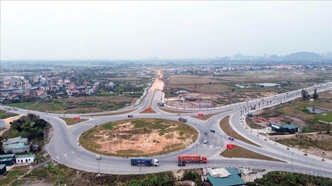 Quảng Ninh là một trong những địa phương tiên phong xây dựng hệ thống quy hoạch tổng thể, lấy quy hoạch đi trước một bước để dẫn dắt đầu tư, phân bổ nguồn lực và tổ chức không gian phát triển. Trong ảnh: Hệ thống giao thông tại phường Hiệp Hòa (Quảng Ninh) được đầu tư đồng bộ sau sáp nhập, giúp thu hút đầu tư, phát triển sản xuất. Ảnh: Đức Hiếu - TTXVN 