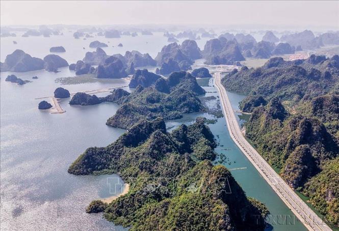 Với một dải bờ biển dài hơn 250km, thiên nhiên đã tạo cho Quảng Ninh một hệ thống tài nguyên du lịch biển liên hoàn. Trong ảnh: Phong cảnh Vịnh Hạ Long tuyệt đẹp với tuyến đường ven biển. Ảnh: Hoàng Hiếu - TTXVN