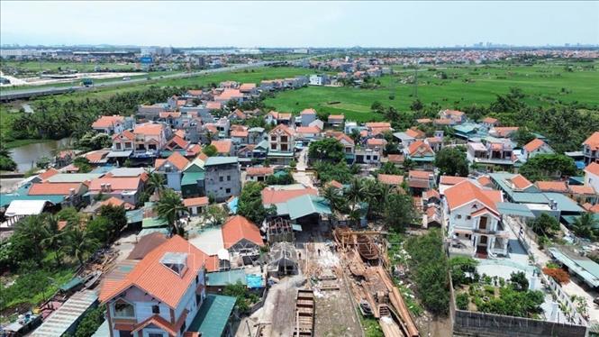 Đến đầu tháng 5/2026, tỉnh Quảng Ninh đã hoàn thành chuẩn hóa và đồng bộ hơn 167.000 thửa đất lên cơ sở dữ liệu quốc gia, đạt tỷ lệ ấn tượng 53,40%. Sự hiệp đồng chặt chẽ giữa chính quyền, lực lượng công an và đơn vị công nghệ giúp tỉnh thiết lập hạ tầng số minh bạch, đảm bảo quyền lợi hợp pháp của người dân trên không gian mạng. Ảnh: Thanh Vân-TTXVN