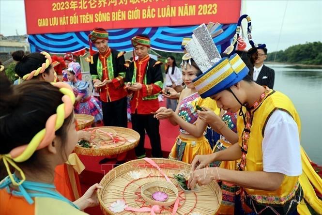  Chương trình giao lưu hát đối trên sông biên giới Bắc Luân giữa thanh niên thành phố Móng Cái (Việt Nam) và thanh niên thành phố Đông Hưng (Trung Quốc) trong khuôn khổ Hội chợ Quốc tế Việt - Trung lần thứ 15 năm 2023. Ảnh: Đức Hiếu - TTXVN