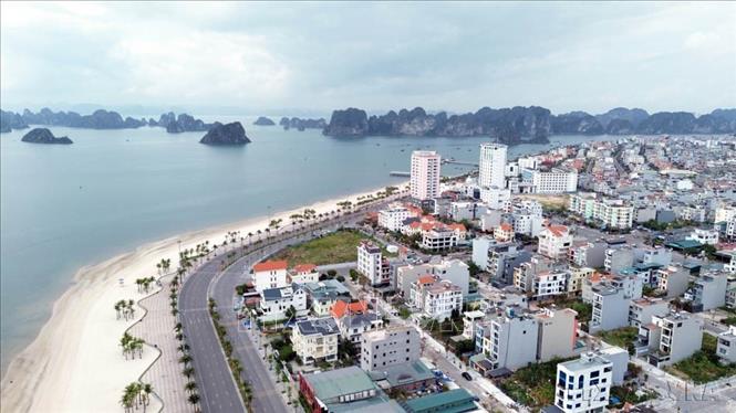 Quảng Ninh hướng tới thành phố biển xanh, thông minh và hiện đại. Trong ảnh: Một góc đô thị ven biển Quảng Ninh. Ảnh: TTXVN phát