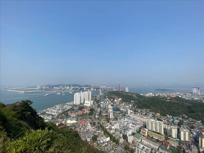 Thành phố Hạ Long nhìn trên cao từ núi Bài Thơ. Ảnh: TTXVN phát