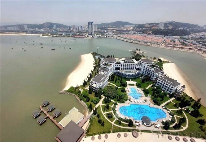 Quảng Ninh là một trong những địa phương tiên phong xây dựng hệ thống quy hoạch tổng thể, lấy quy hoạch đi trước một bước để dẫn dắt đầu tư, phân bổ nguồn lực và tổ chức không gian phát triển. Trong ảnh: Đảo Rều, một điểm nghỉ dưỡng cao cấp, với nhiều dịch vụ hấp dẫn, cách trung tâm thành phố Hạ Long khoảng 2km. Ảnh: Thanh Vân-TTXVN