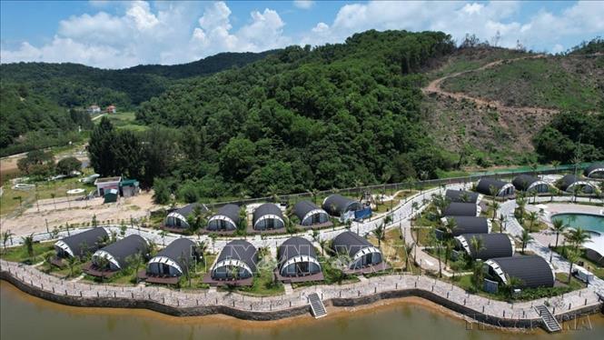Khu du lịch Đầu Rồng Resort tại xã đảo Cái Chiên. Đảo đang khẳng định thương hiệu du lịch xanh, đưa xã đảo trở thành điểm đến hấp dẫn vùng Đông Bắc. Ảnh: TTXVN phát