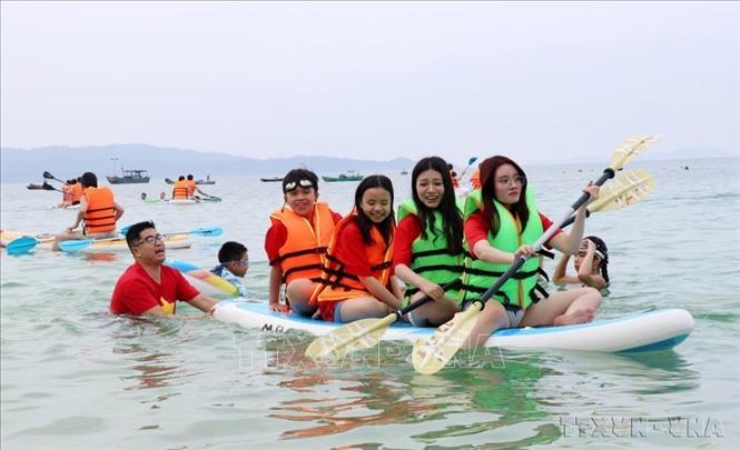 Du lịch biển đảo là loại hình hấp dẫn đối với du khách khi đến Quảng Ninh. Ảnh: Văn Đức - TTXVN