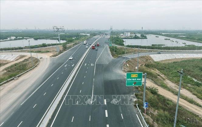 Những tuyến cao tốc kết nối Hải Phòng-Hạ Long-Vân Đồn-Móng Cái, Cảng hàng không quốc tế Vân Đồn, hệ thống cảng biển nước sâu cùng mạng lưới logistics đang từng bước định hình Quảng Ninh thành cửa ngõ giao thương quan trọng giữa Việt Nam với Trung Quốc và khu vực Đông Bắc Á. Trong ảnh: Đường dẫn từ cao tốc Hạ Long - Hải Phòng xuống nút giao được gắn biển chỉ dẫn (2024). Ảnh: Quốc Khánh - TTXVN