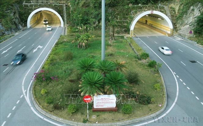 Đường hầm xuyên núi là giải pháp không làm ảnh hưởng đến cảnh quan, hệ sinh thái bên bờ Vịnh Bái Tử Long (Quảng Ninh). Ảnh: Quốc Khánh – TTXVN