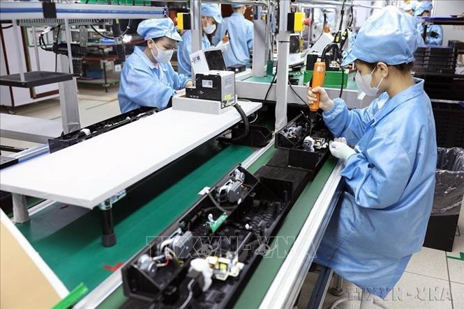 Hoạt động sản xuất tại Công ty TNHH kỹ thuật điện tử Tonly Việt Nam, 100% vốn của Trung Quốc, Khu Công nghiệp Đông Mai, thị xã Quảng Yên, tỉnh Quảng Ninh. Ảnh: Vũ Sinh - TTXVN