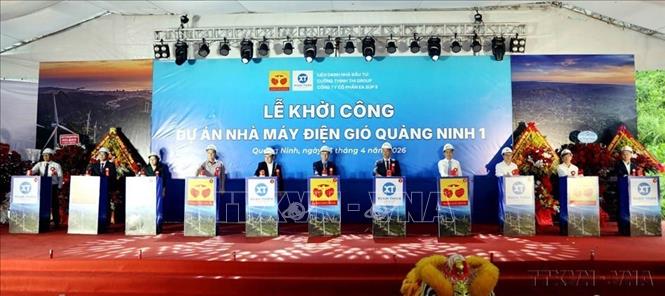 Đại biểu ấn nút khởi công nhà máy điện gió đầu tiên của miền Bắc tại khu Cài, phường Hoành Bồ, tỉnh Quảng Ninh (23/04/2026). Ảnh: Đức Hiếu - TTXVN