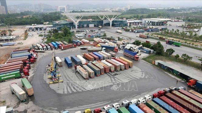 Hoạt động xuất nhập khẩu qua Cửa khẩu quốc tế Móng Cái (Quảng Ninh). Ảnh: Văn Đức - TTXVN