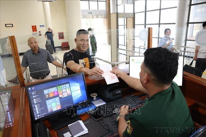 Bộ đội Biên phòng Cửa khẩu Quốc tế Móng Cái làm thủ tục nhập cảnh cho hành khách ở cửa khẩu Bắc Luân 1, thành phố Móng Cái, tỉnh Quảng Ninh. Ảnh: Vũ Sinh - TTXVN