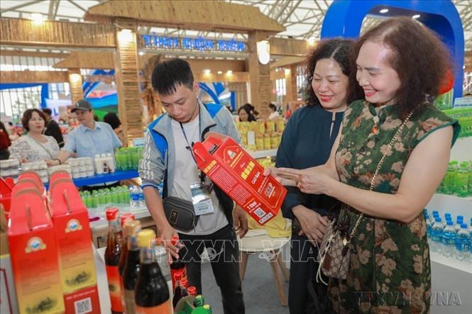 Gian hàng trưng bày, quảng bá sản phẩm đặc trưng, tiêu biểu của Quảng Ninh tại Hội chợ mùa Thu 2025 (Đông Anh, Hà Nội) với gần 200 sản phẩm, hơn 80% sản phẩm đạt OCOP và hàng Việt Nam chất lượng cao, gây ấn tượng cho người dân và du khách (31/10/2025). Ảnh: Phan Phương – TTXVN