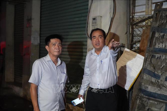 Lãnh đạo Ủy ban nhân dân phường Trấn Biên, thành phố Đồng Nai chỉ đạo tại hiện trường vụ cháy. Ảnh: Lê Xuân-TTXVN