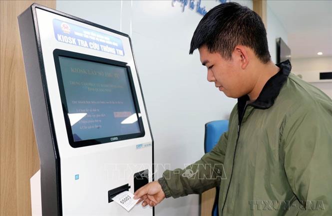 Quảng Ninh có  những quyết sách mạnh mẽ về cải thiện môi trường đầu tư, cải cách hành chính, xây dựng chính quyền điện tử, chính quyền số, đổi mới mô hình tăng trưởng theo hướng bền vững. Trong ảnh: Áp dụng phần mềm lấy số thứ tự tại Trung tâm Phục vụ hành chính công một cấp ở Quảng Ninh (04/04/2025). Ảnh: Văn Đức - TTXVN