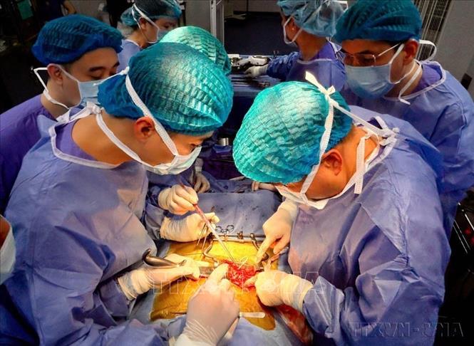 Các bác sĩ 2 bệnh viện tuyến tỉnh là Bệnh viện Đa khoa tỉnh Quảng Ninh và Bệnh viện Việt Nam - Thụy Điển Uông Bí hoàn thành đồng thời hai ca ghép thận từ một người hiến tạng chết não (8/4/2025). Ảnh: TTXVN phát