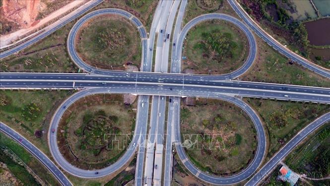 Quảng Ninh là sở hữu đầy đủ 5 loại hình giao thông, gồm đường bộ, đường sắt, đường biển, đường thủy nội địa và hàng không. Hệ thống hạ tầng giao thông đa phương thức, đồng bộ, hiện đại đã tạo nên khả năng kết nối linh hoạt giữa nội vùng, liên vùng và quốc tế. Trong ảnh: Nút giao Minh Khai, một trong những nút giao hiện đại của hạ tầng giao thông Quảng Ninh. Ảnh: Đức Hiếu - TTXVN