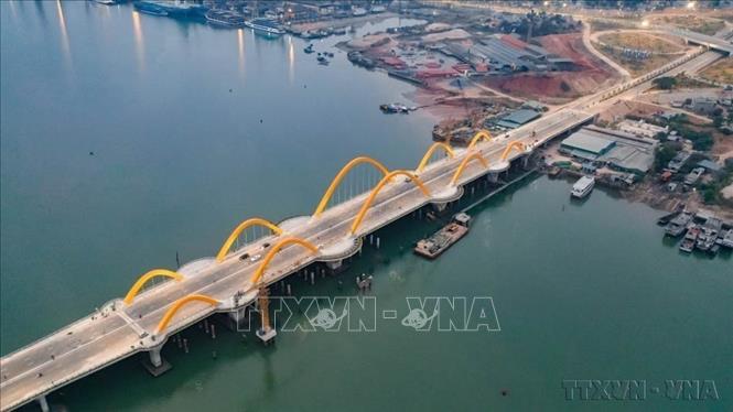 Cầu Tình Yêu (thành phố Hạ Long), công trình cầu 6 làn xe đầu tiên ở Quảng Ninh, nối 2 khu vực phía Bắc và Nam của thành phố Hạ Long qua vịnh Cửa Lục, đồng thời giúp kết nối các tuyến sản phẩm du lịch mới, như Lâm Viên rừng tại khu bảo tồn quốc gia Đồng Sơn - Kỳ Thượng với vịnh Hạ Long. Ảnh: Thanh Vân-TTXVN