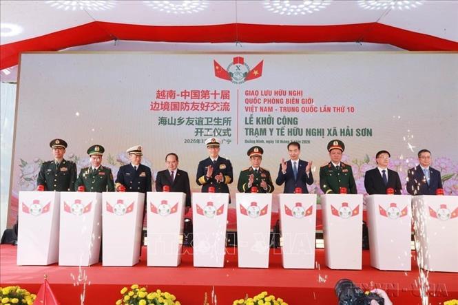 Đại tướng, Bộ trưởng Quốc phòng Phan Văn Giang và Thượng tướng, Bộ trưởng Quốc phòng Trung Quốc Đổng Quân cùng các đại biểu thực hiện nghi thức khởi công xây dựng Trạm y tế hữu nghị xã Hải Sơn trong Giao lưu hữu nghị Quốc phòng biên giới Việt Nam - Trung Quốc lần thứ 10 (Móng Cái, 18/3/2026). Ảnh: Trọng Đức - TTXVN