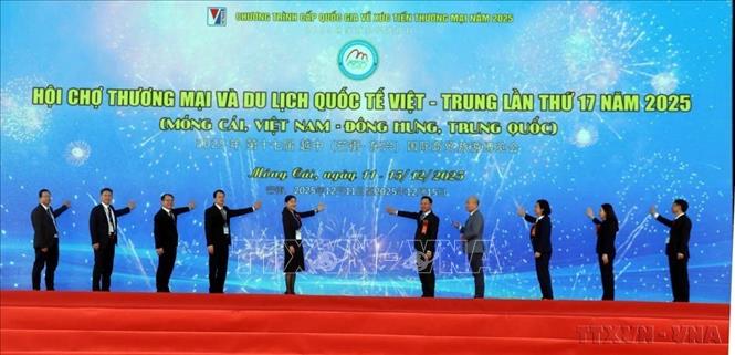 Đại biểu bấm nút khai mạc Hội chợ Thương mại và Du lịch quốc tế Việt – Trung lần thứ 17 năm 2025. Ảnh: Văn Đức - TTXVN