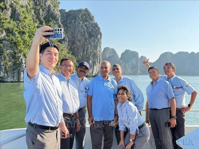 Đoàn đại biểu Liên đoàn đua thuyền Thế giới, Liên đoàn đua thuyền Châu Á và Liên đoàn đua thuyền Việt Nam tham quan Vịnh Hạ Long (17/10/2025). Ảnh: Văn Đức - TTXVN