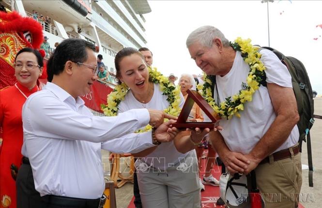  Ngày 21/10/2024, tại Cảng tàu khách quốc tế Hạ Long (phường Bãi Cháy, thành phố Hạ Long), tỉnh Quảng Ninh tổ chức đón vị khách du lịch quốc tế thứ 3 triệu đến Quảng Ninh trong năm 2024. Ảnh: Văn Đức - TTXVN