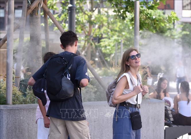 Người dân làm mát dưới hệ thống phun sương tại thủ đô Vienna, Áo ngày 5/8/2026. Ảnh: THX/TTXVN phát
