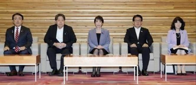 Thủ tướng Nhật Bản Sanae Takaichi (giữa) chủ trì cuộc họp nội các về chính sách thuế tại Tokyo ngày 5/8/2026. Ảnh: Kyodo/TTXVN phát