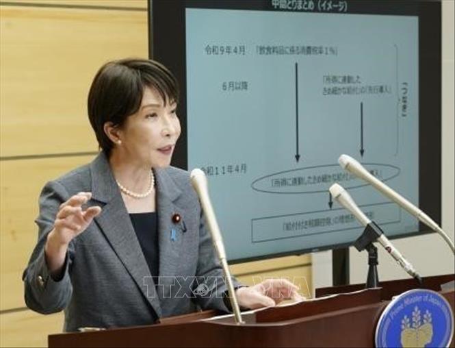 Phát biểu với báo giới sau khi Nội các thông qua quyết định trên, Thủ tướng Nhật Bản Sanae Takaichi cho biết chính phủ sẽ tiến hành xem xét lại ngân sách để giúp bù đắp cho khoản thất thu thuế và ngăn chặn bất kỳ tác động tiêu cực nào đến an sinh xã hội. Ảnh: Kyodo/TTXVN phát