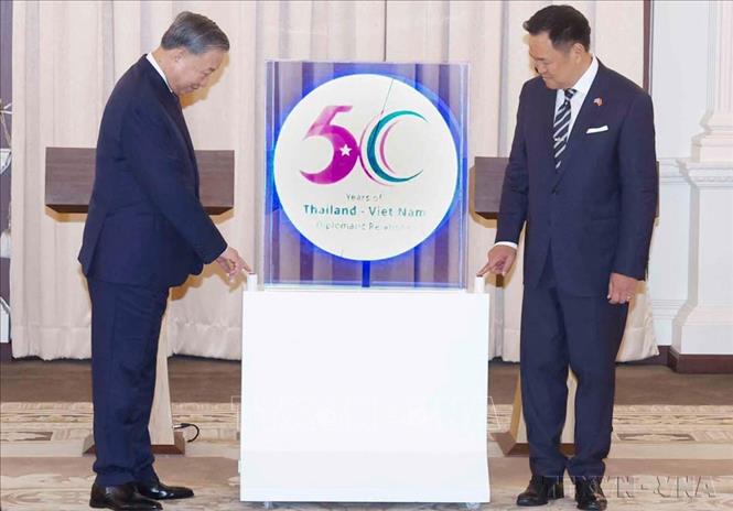 Tổng Bí thư, Chủ tịch nước Tô Lâm và Thủ tướng Thái Lan Anutin Charnvirakul thực hiện nghi thức công bố Logo 50 năm thiết lập quan hệ Việt Nam - Thái Lan (Bangkok, 28/5/2026). Ảnh: Thống Nhất – TTXVN