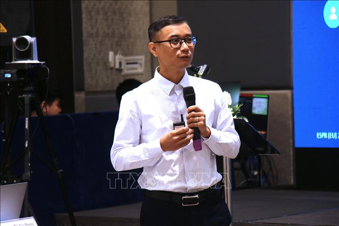 Ông Nguyễn Thi, Giảng viên cao cấp, Đại học Tài nguyên và Môi trường Hà Nội, trình bài tham luận tại Hội thảo. Ảnh: Hương Giang - TTXVN