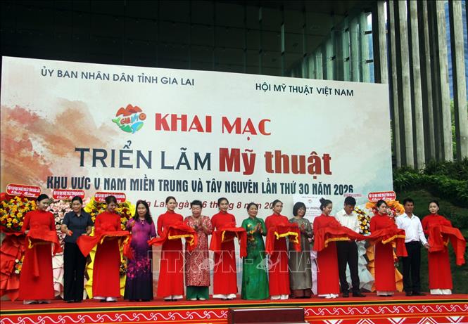 Các đại biểu cắt băng khai mạc Triển lãm. Ảnh: Trịnh Bang Nhiệm - TTXVN 